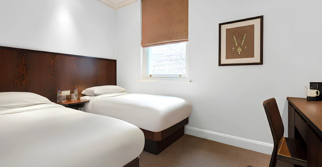 Standard Twin room with two single beds, framed print and desk