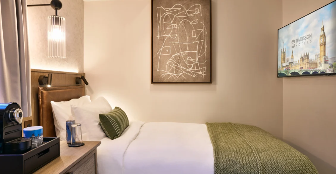 City Single room with single bed, framed artwork and wall-mounted television