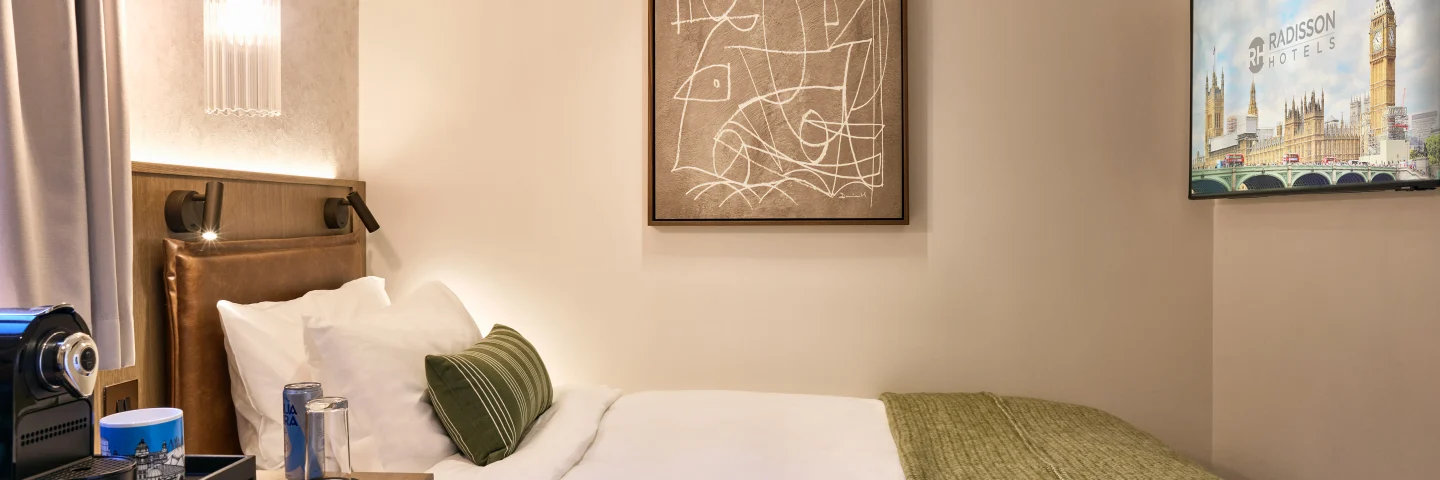 City Single room with single bed, framed artwork and wall-mounted television