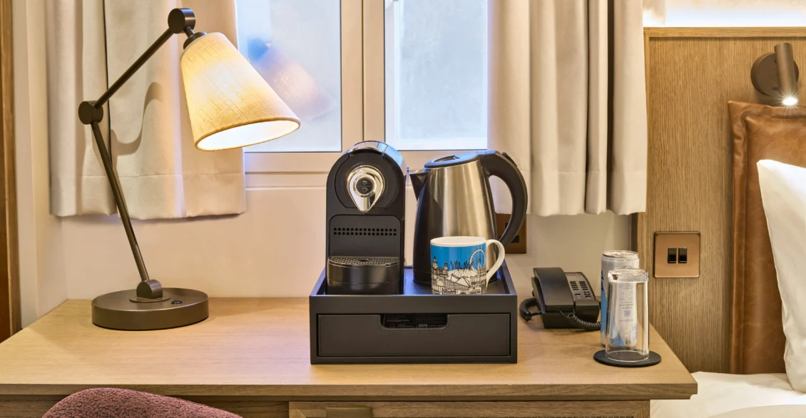 City Single desk with coffee machine, kettle, lamp and telephone