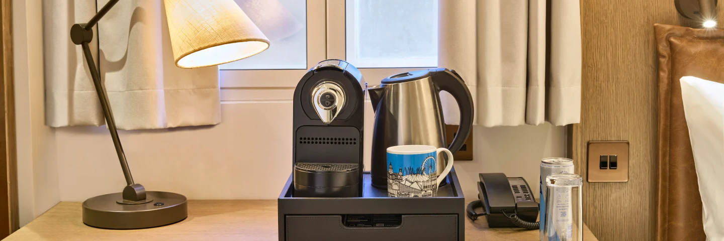 City Single desk with coffee machine, kettle, lamp and telephone