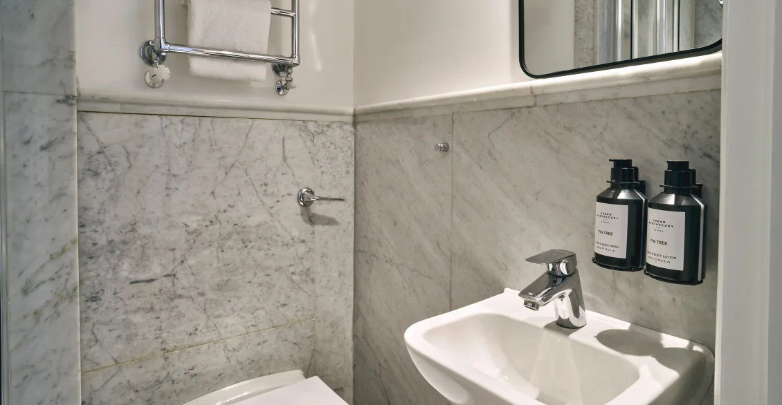 Guild Hotel Bloomsbury Cosy Double bathroom