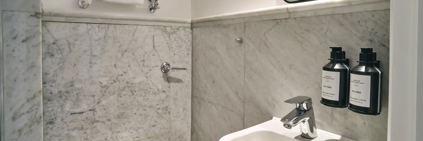 Guild Hotel Bloomsbury Cosy Double bathroom