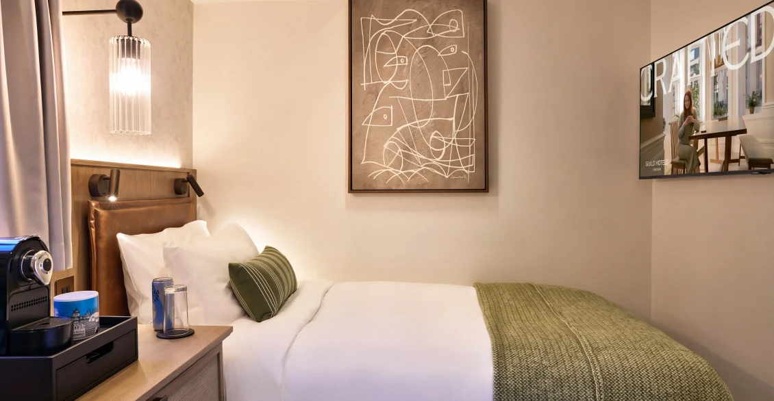 City Single room with single bed, framed artwork and wall-mounted television