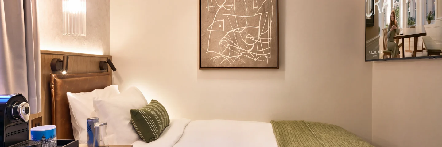 City Single room with single bed, framed artwork and wall-mounted television